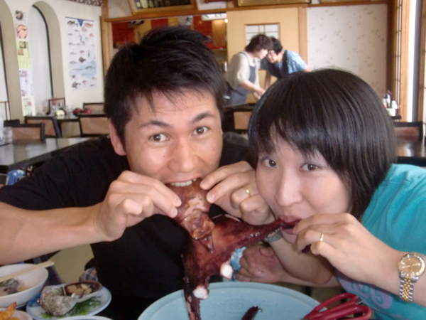 タウリンたっぷりのタコと格闘しながら、「いただきます!!」