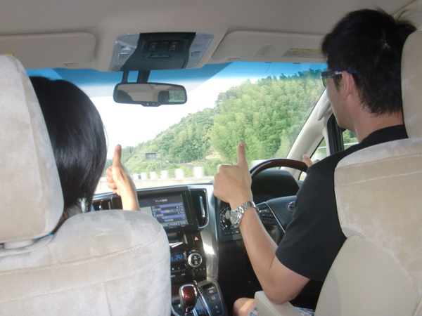 運転席も広々、、、。視界も良好!!