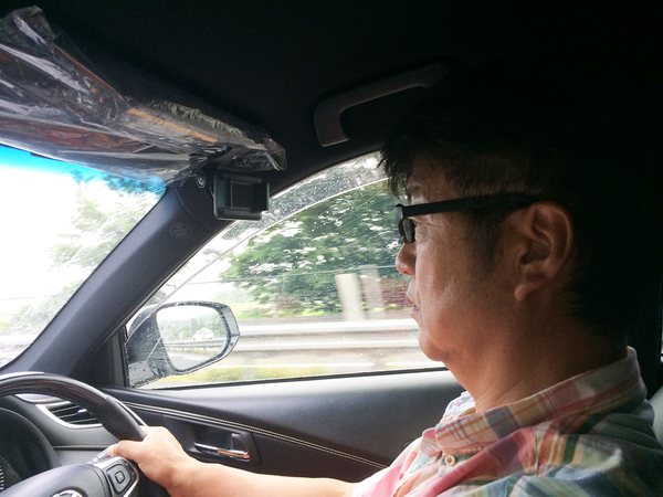 安全運転で行きましょ チュッと緊張顔にパチリ