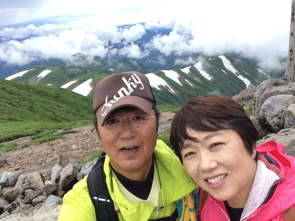ついに登った!!夫婦二人登山「月山頂上」でパチリ