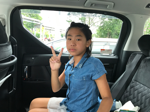 大きな車に乗ってパチリ