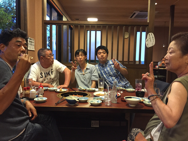 みんなでご飯でパチリ