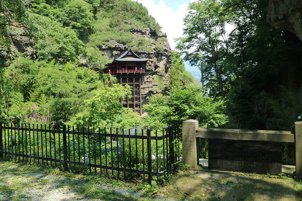 信州の清水寺といわれる釈尊寺。途中小さな滝やきれいなトカゲなど見られました。