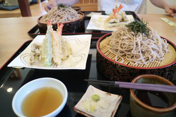 お昼ご飯は信州名物お蕎麦です。豪勢に天ぷらつけちゃいました。大盛でおなかいっぱいです。