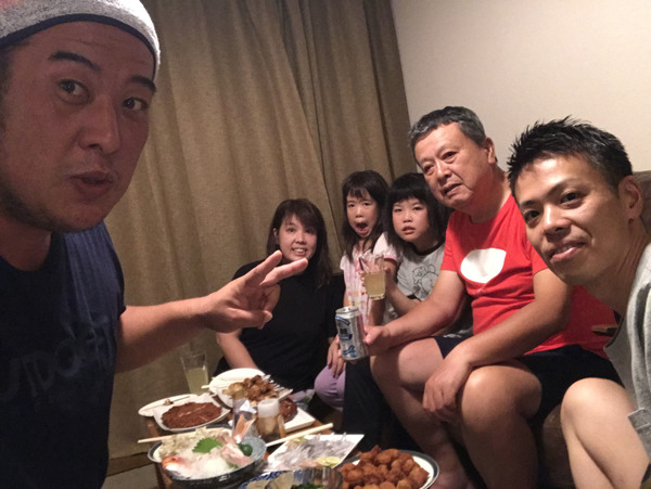 兄のアパートで夜の宴