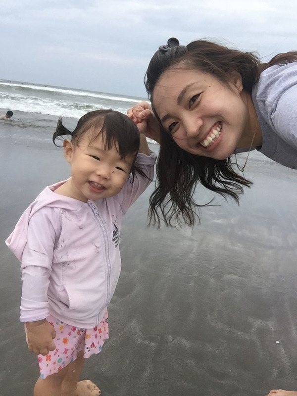 初めての海にテンション上がる娘!旦那は既に沖合いでサーフィンしてます。