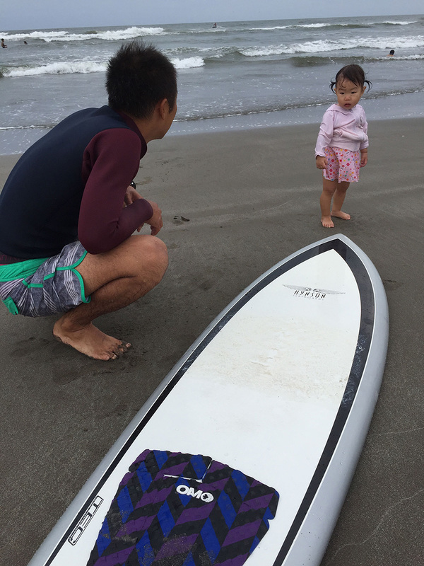 いよいよサーフィンデビュー!!まずは砂浜で指導。