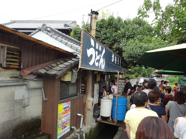 がもうどん店にて。午前10時にもかかわらずこの行列!