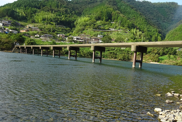 念願の四万十川!!TVなどでも使われる岩間沈下橋にて。