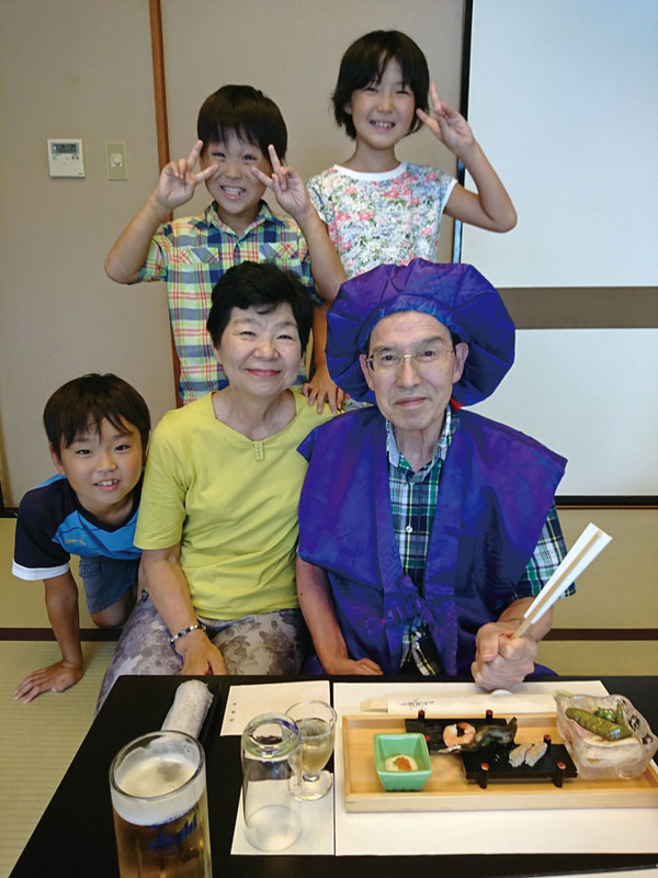 孫にかこまれて