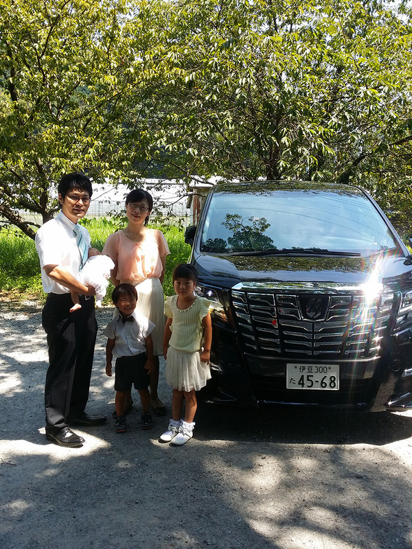 お宮参り 車の正面と。「車のお顔がかっこいいよね」と息子