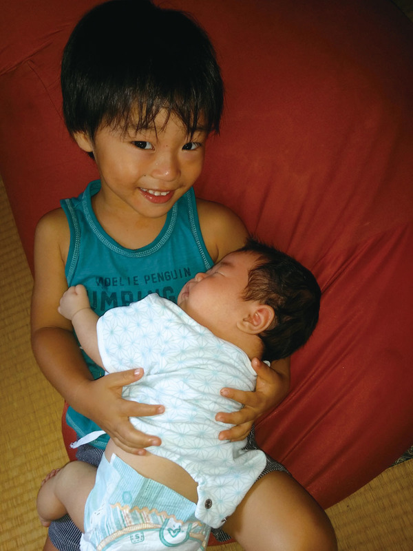 赤ちゃんを抱っこしてご満悦な息子「早く大きくなってね」