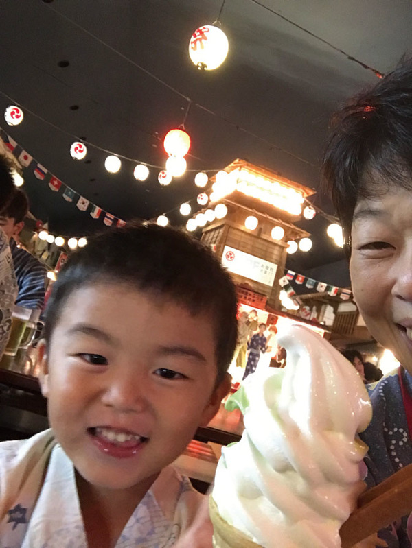 大江戸温泉物語の中は朝から晩までお祭り。アイスにラーメンに温泉だ。