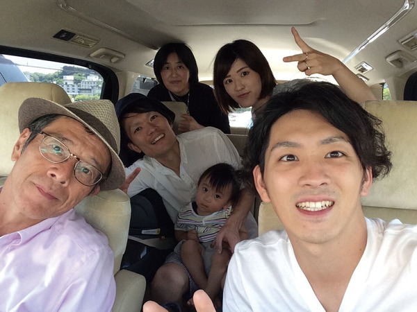 またまた車内でパチリ。真ん中の列はチャイルドシートをつけても横に大人2人乗ることができてとっても助かりました。