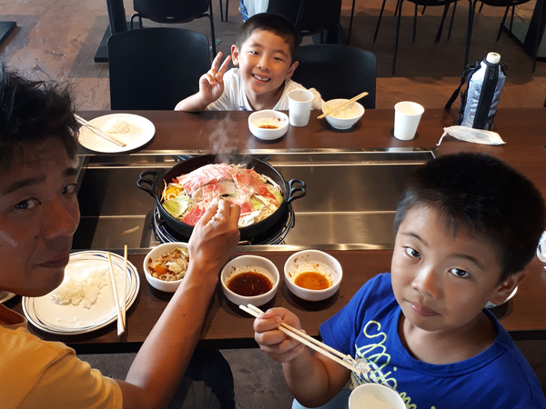 マザー牧場の名物　ジンギスカンパーティーは子供たちも大はしゃぎ　モリモリ食べたね
