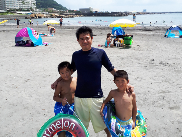海水浴場での一コマ　プールより広い　さあいっぱいおよぐぞ♪　岩場にはカニや魚も沢山いたよ