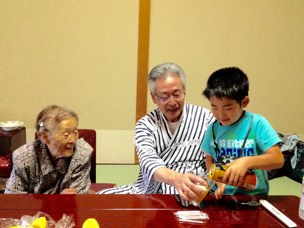 母と孫と一緒に楽しい晩酌