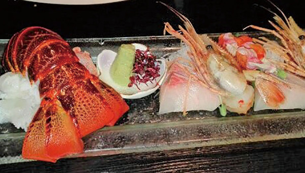 伊勢海老のお刺身、松茸の土瓶蒸し、燻製牛肉の焼き物、 旅館での豪華夕食。