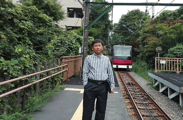 箱根登山ケーブルカーと写真を 撮ってと主人が。。