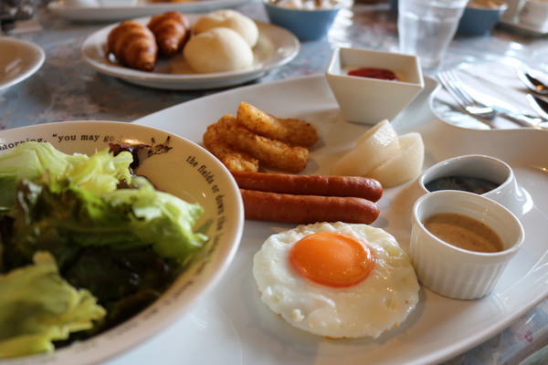 楽しみにしていた朝食!これに焼き立てワッフルまでついていて、朝からお腹パンパン!!