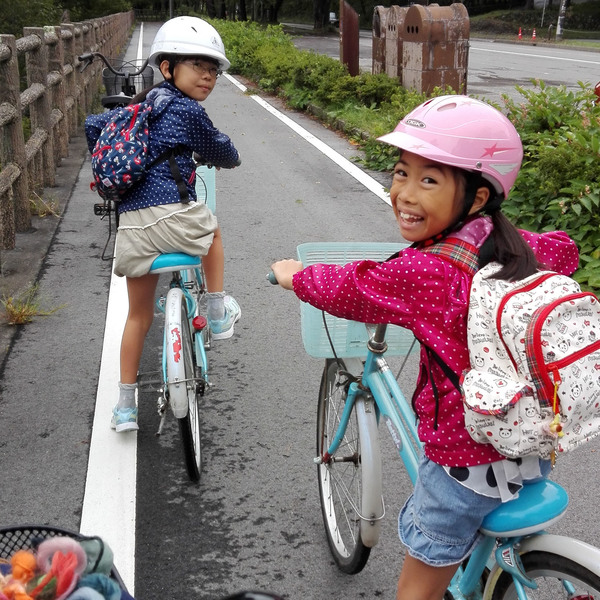自分サイズの自転車にまたがって、笑顔の次女。さあ、出発!