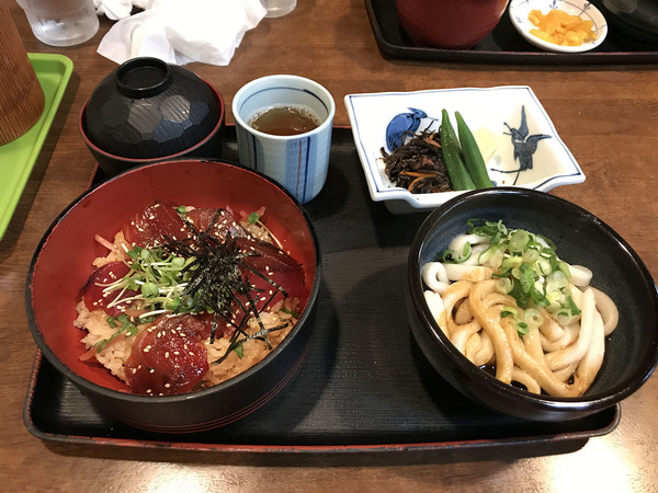 てこね寿司と伊勢うどんは、鳥羽の老舗「七越茶屋」にて！