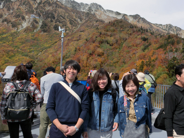 一足先に紅葉に包まれて北アルプスを眺める。
