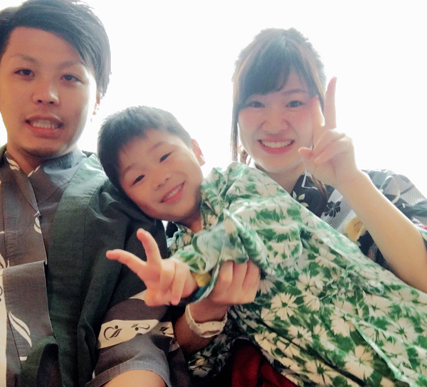 ホテルで借りた浴衣を着て家族で写真を撮りました