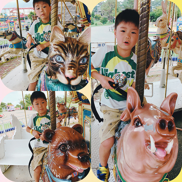 メリーゴーランドにて いろんな動物に乗れました。