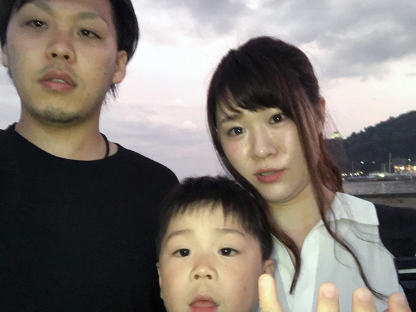 夕食を食べた後、熱海サンビーチまで歩いて行きました。そこで1枚
