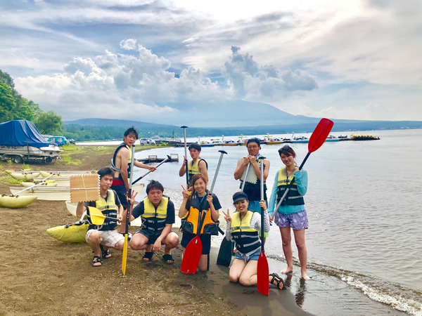 カヌーも初体験!のんびり湖に浮かぶと、静かに自然に囲まれて心の底からリラックス。そして意外と漕ぐのが難しく苦戦…。最後はチーム戦で競い合って岸に戻りました(笑)