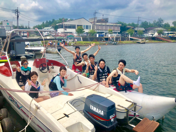 山中湖でマリンスポーツ三昧!まずはバナナボート!5人乗りなので残りのメンバーは船内から見守り。どちらも風を感じられてとても気持ち良かったです!