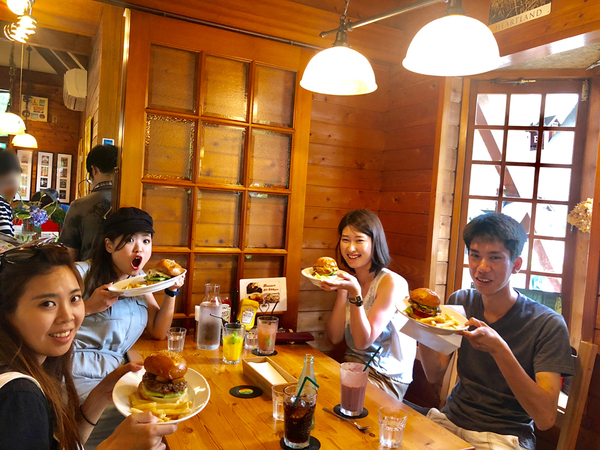 河口湖で有名なハンバーガー屋さんへ。朝から行列に並び、なんとか食べることができて感動!このボリューム感にみんな大満足でした!パワーチャージ!