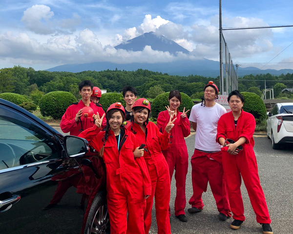 ケイビング終了!富士山の大パノラマをバックに!機能的なのに見た目がカッコイイので写真に映えます。