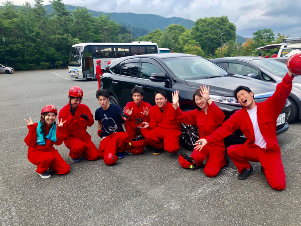 ケイビング出発前の集合写真!初対面で「カッコイイ~!」と盛り上がったハリアーの前で!