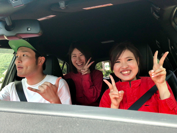ケイビングの風穴(入口)ポイントまで移動中。湖周辺のくねくね山道も、ハンドルが軽いので運転楽々!