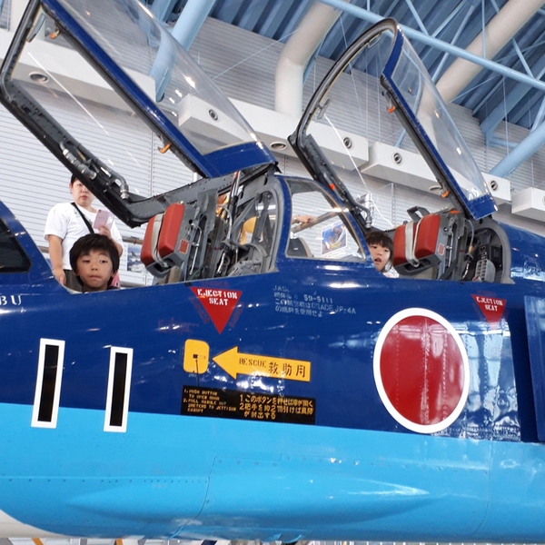 コックピットに乗れました!将来は、パイロット。間違いない!