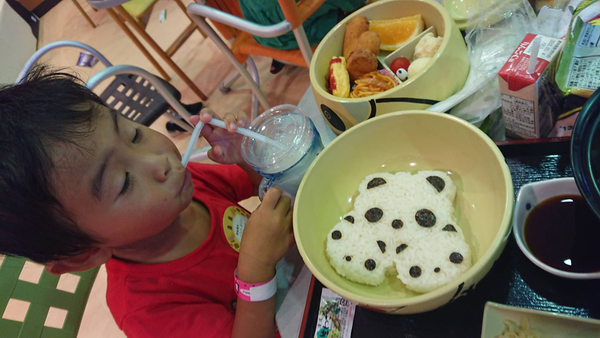 お昼もパンダづくし! 息子はパンダランチを食べました。普段は少ししか食べない息子も、「パンダちゃん可愛いね! 美味しい~!」と完食しました。パンダのものがいっぱいで目移りしてしまいました! 本当に可愛い☆