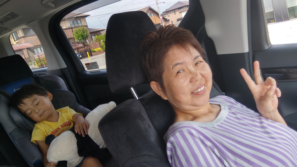 車が苦手な母もニコニコ笑顔。足が上げられて、これなら長距離でも楽に行けるね! と感激☆また皆で旅行にいこうね!