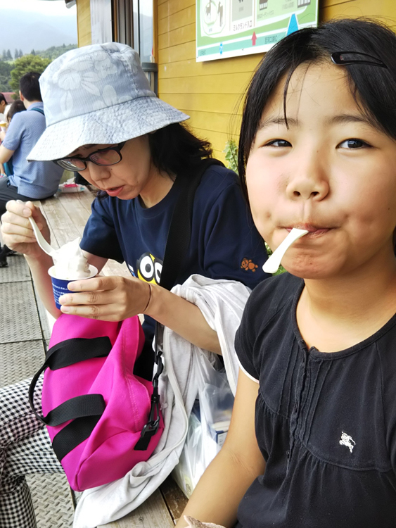 キラキラ探検隊、ジェラートも食べるっス。