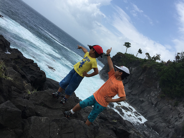 城ヶ崎海岸を散策。海の向こうには‥。