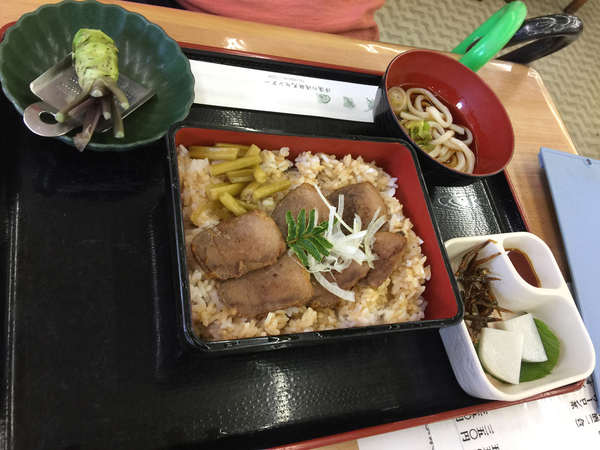 夫婦のお目当ての猪御膳。