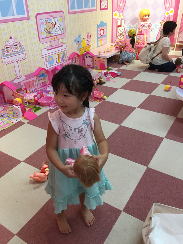 お目当のメルちゃんで夢中になって遊んでいました!!