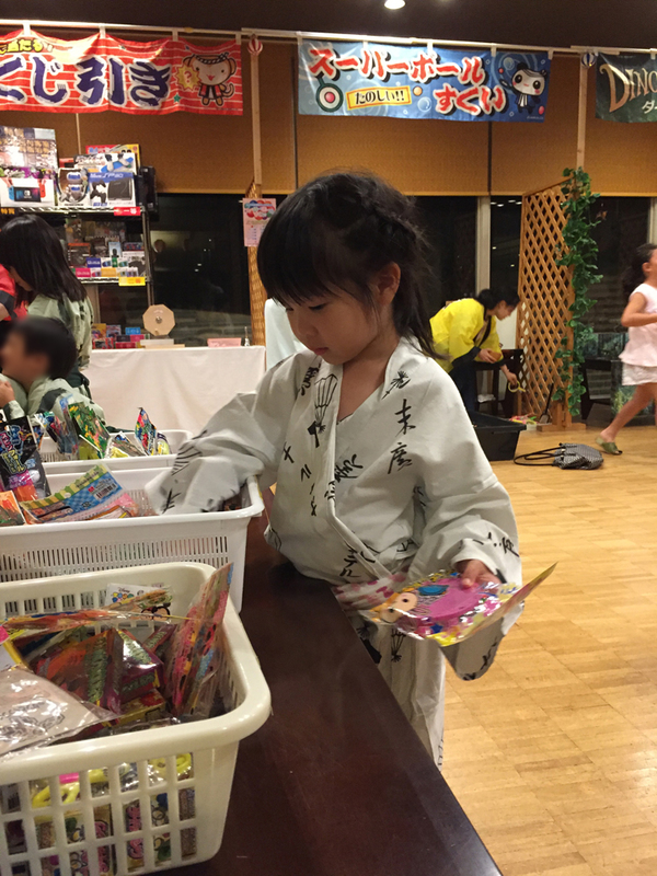旅館で行われていた子供縁日で遊びました。