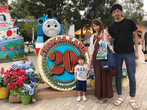 大好きなトーマスと一緒に家族写真