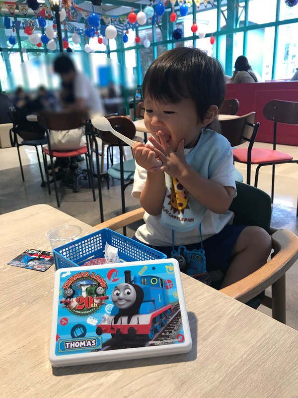 トーマスご飯で喜ぶ息子