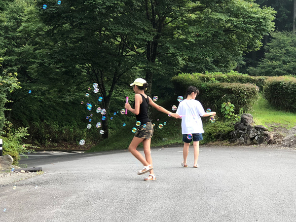 キャンプ場でシャボン玉