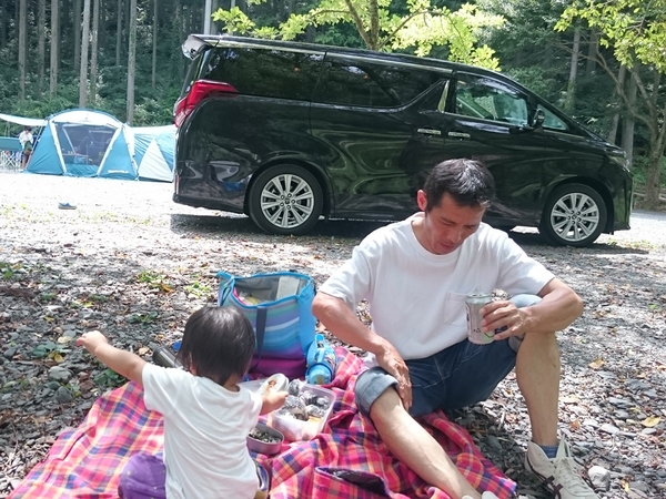 キャンプ場についてすぐ腹ごしらえ。