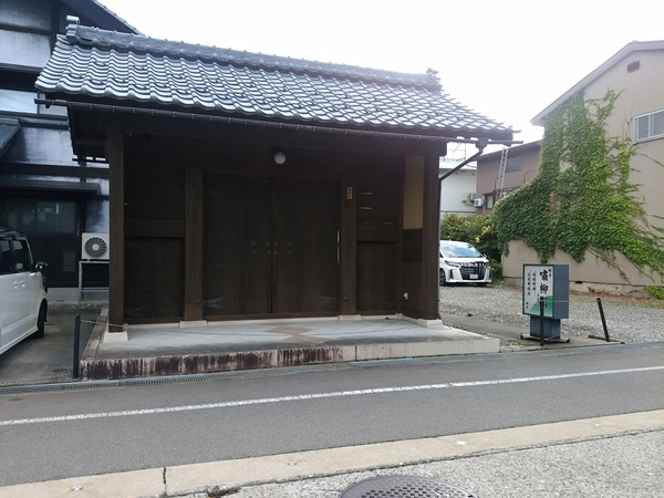 国指定の文化財の門にて
