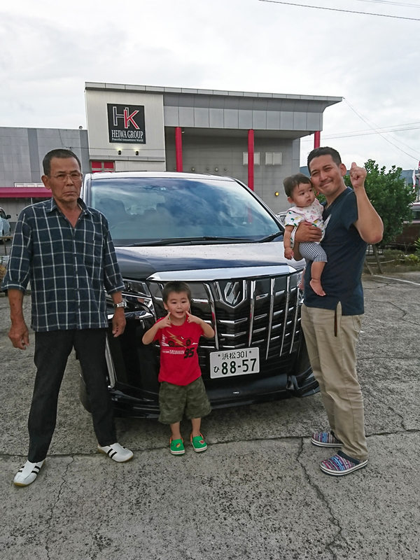 アルファードの前ではいっチーズ♪